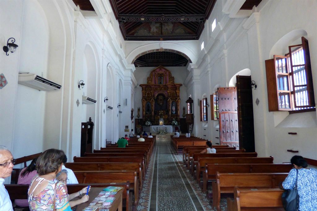 CARTAGENA - binnen in de kerk van Santo Toribio de Mogrovejo