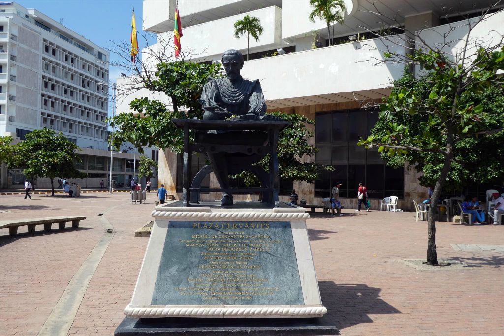 CARTAGENA - een beeld op het plein Plaza Cervantes ter ere van Miguel de Cervantes Saavedra (29-09-1547 – 22-04-1616), een belangrijke roman- en toneelschrijver uit de Spaanse literatuur