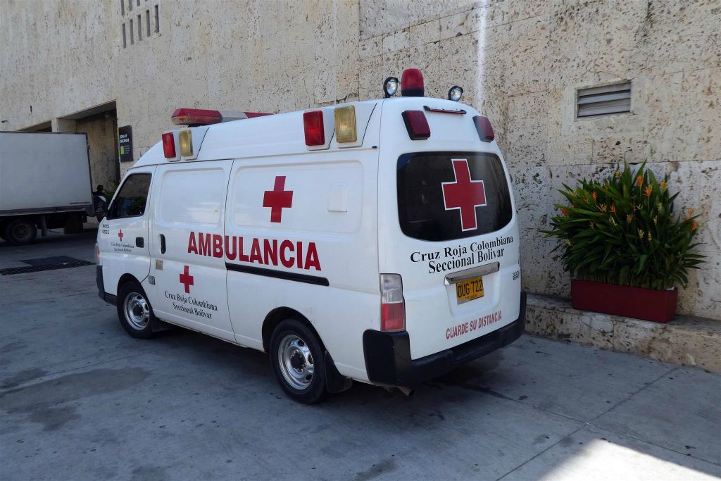 CARTAGENA - een ambulance bij het conferentiecentrum Julio Cesar Turbay Ayala