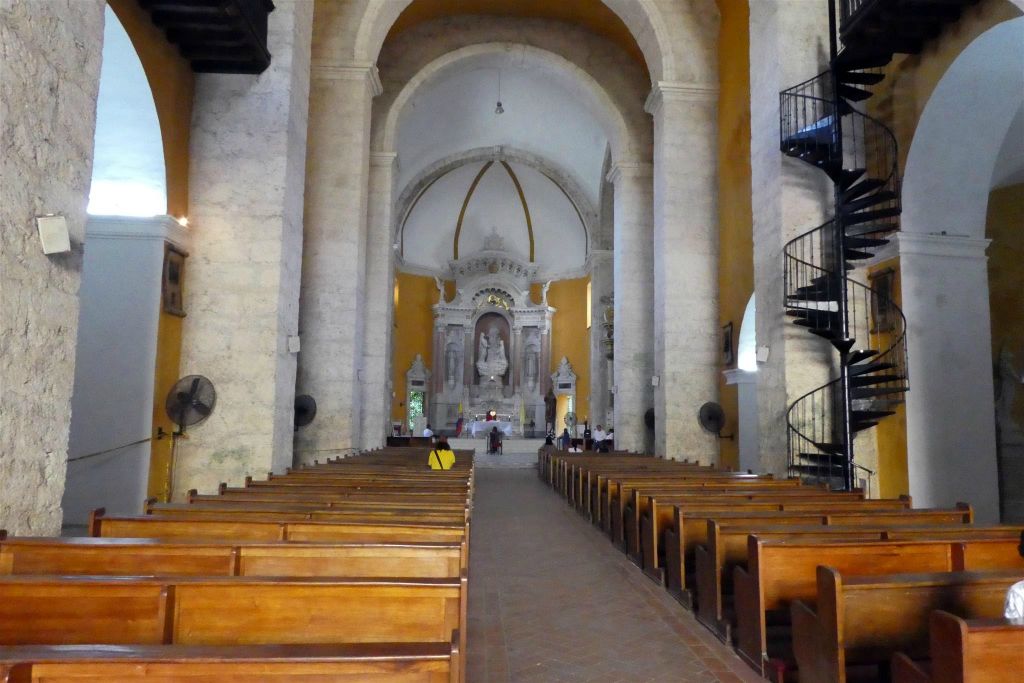 CARTAGENA - binnen in de kerk van Santo Domingo