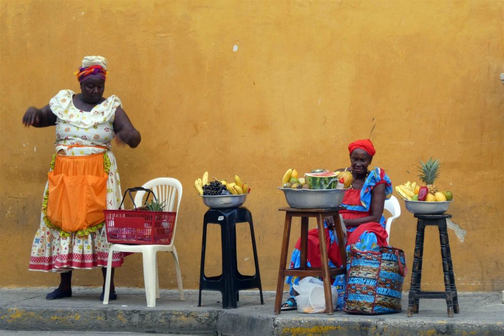 CARTAGENA - twee fruitverkoopsters