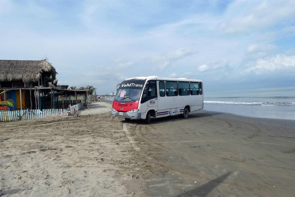 CARTAGENA - een lokale bus op het strand in de wijk La Boquilla