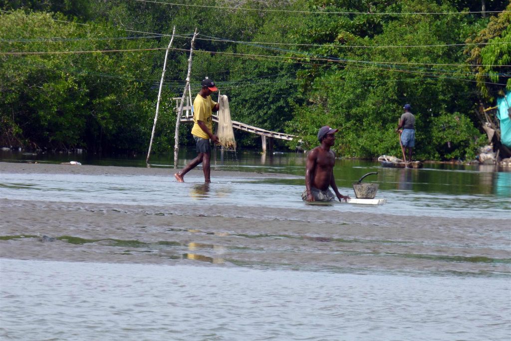 CARTAGENA - enkele Colombianen in de wijk La Boquilla