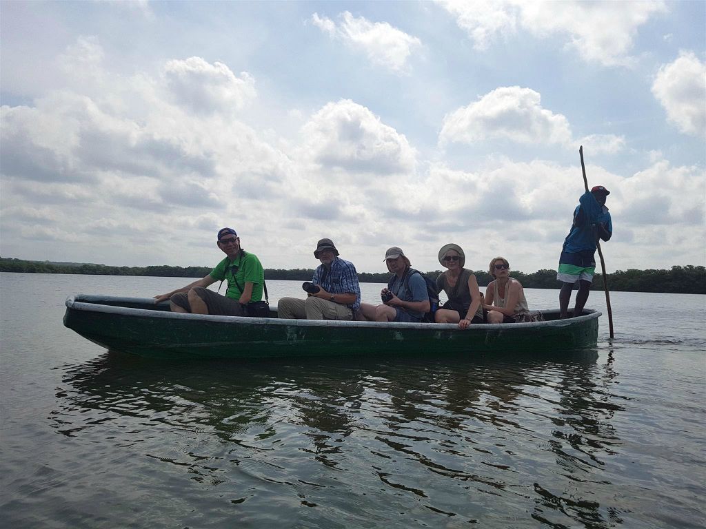 CARTAGENA - Carlos en groepsgenoten tijdens de magrove tocht in de wijk La Boquilla