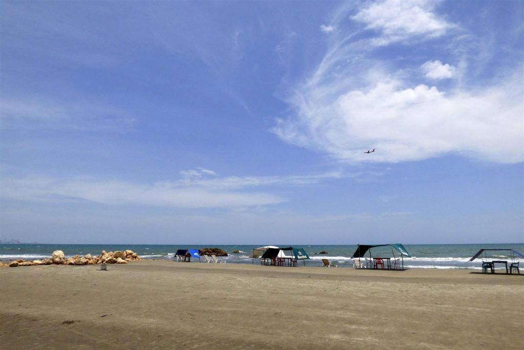 CARTAGENA - een strand in de wijk La Boquilla