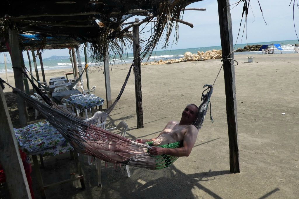 CARTAGENA - Carlos in een hangmat bij een strand in de wijk La Boquilla