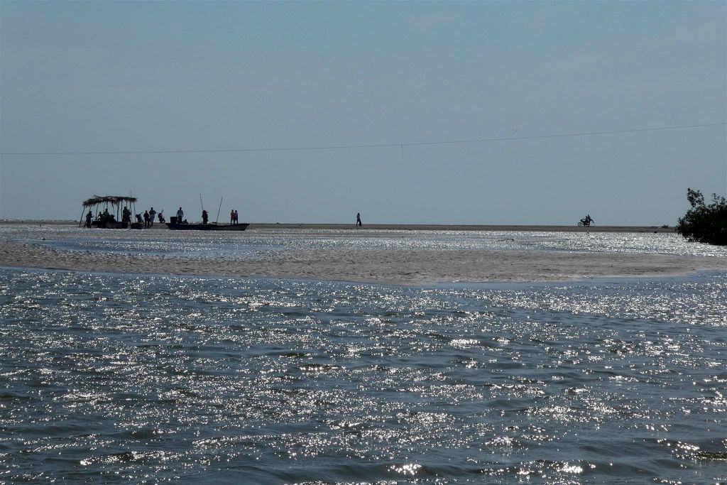 CARTAGENA - enkele zandbanken in de wijk La Boquilla
