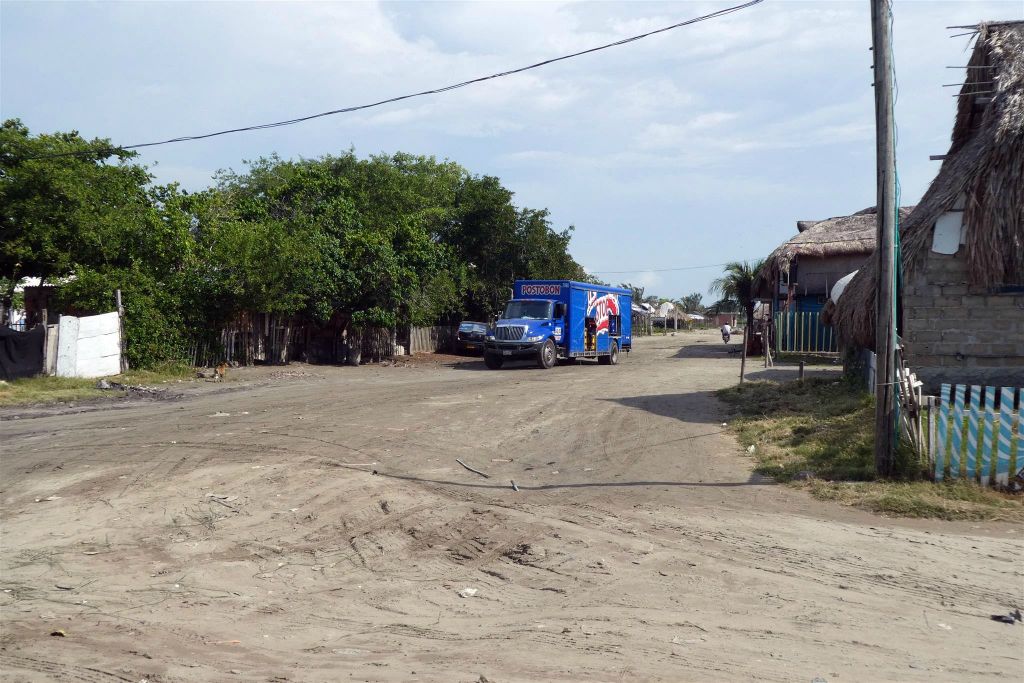 CARTAGENA - een vrachtwagen van de drankenleverancier Postobon in de wijk La Boquilla