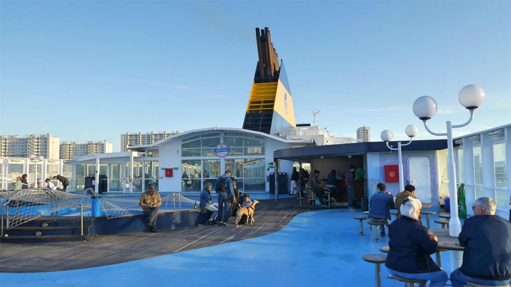 TOULON - het bovendek van de veerboot Mega Express Four van de rederij Corsica Ferries waarmee we naar Corsica varen