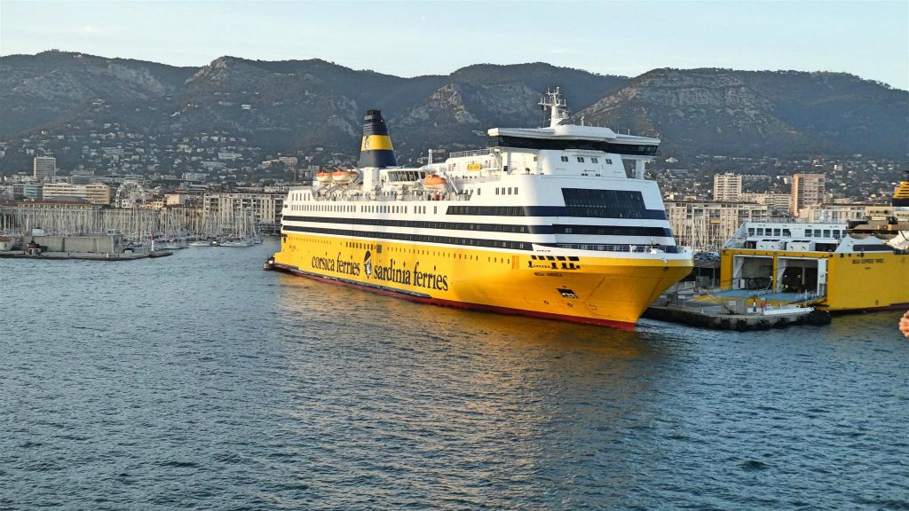 TOULON - de haven met oa de veerboot Mega Andrea van de rederij Corsica Ferries