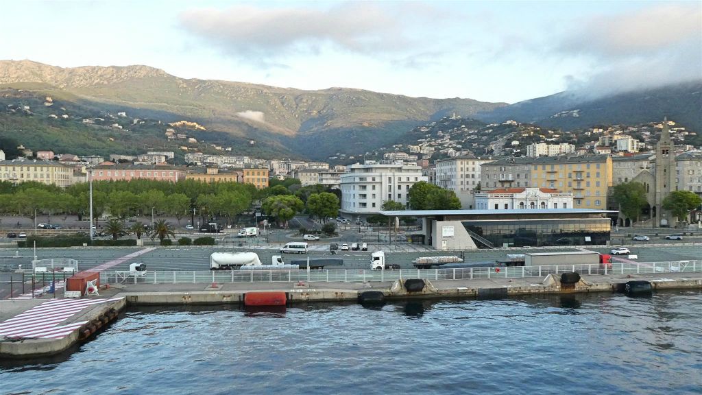 CORSICA - BASTIA - het uitzicht vanaf de veerboot