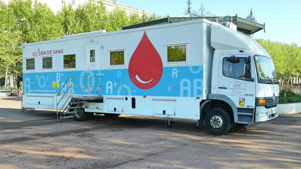 CORSICA - BASTIA - een bloeddonatie vrachtwagen
