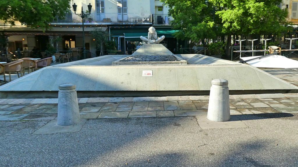 CORSICA - BASTIA - een fontein op het plein Place du Marché