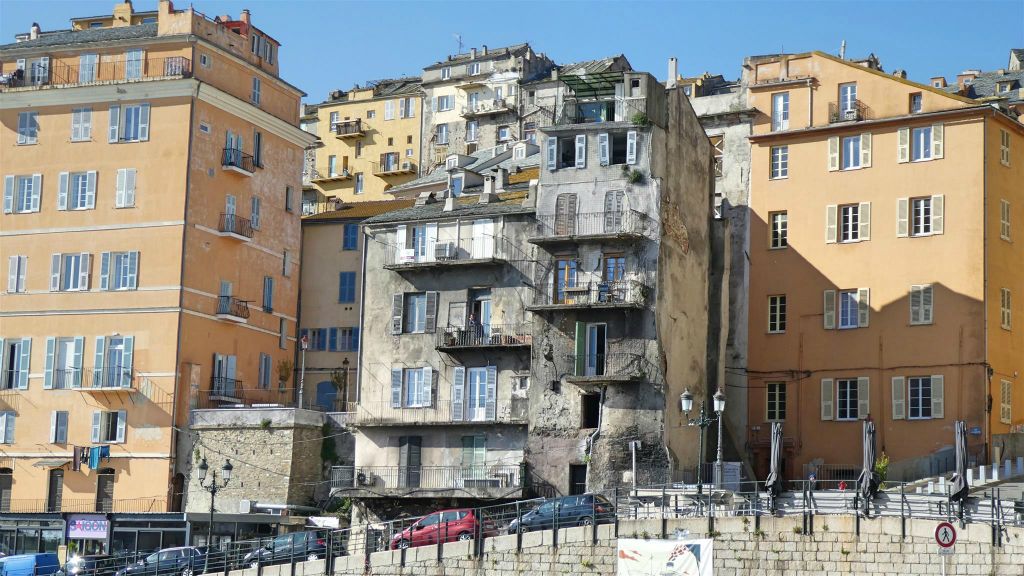 CORSICA - BASTIA - een vervallen gebouw aan de kade Quai des Martyrs de la Liberation