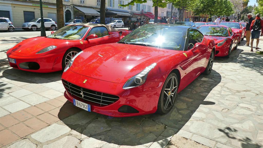 CORSICA - AJACCIO - een aantal ferrari's