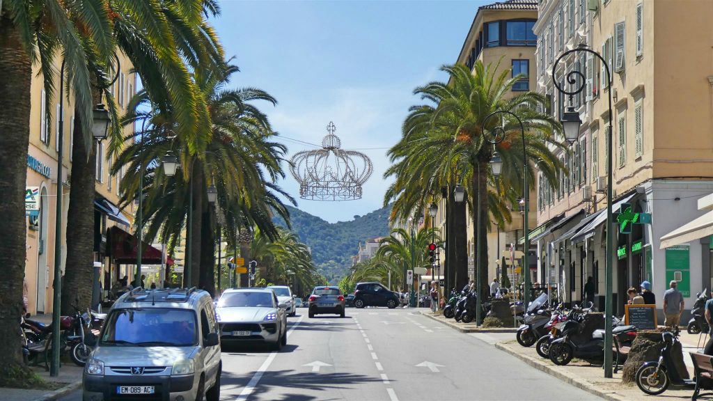 CORSICA - AJACCIO - een kroon over de weg