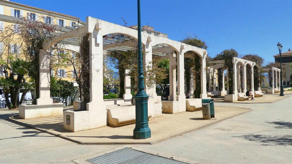 CORSICA - AJACCIO - enkele prielen aan het plein Place de Gaulle