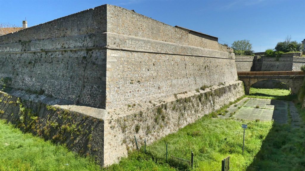 CORSICA - AJACCIO - een muur en gracht van de citadel