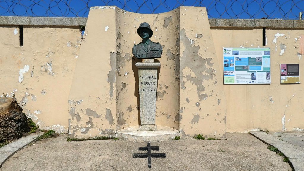 CORSICA - AJACCIO - een monument ter ere van de Franse generaal Pierre Lelong (1891-1947)