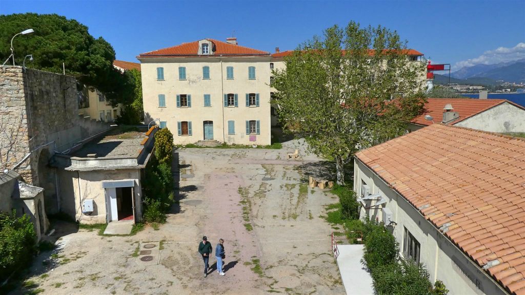 CORSICA - AJACCIO - een binnenplaats van de citadel