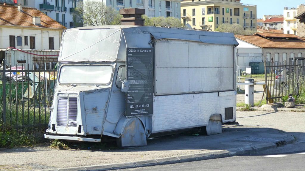 CORSICA - AJACCIO - een oude Citroën H Van als foodtruck
