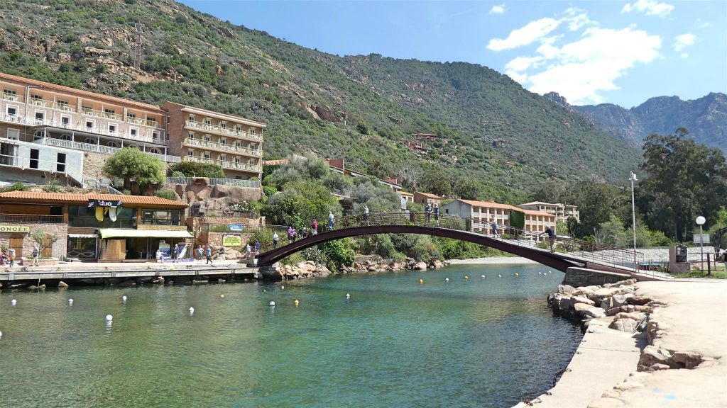 CORSICA - PORTO - een voetgangersbrug