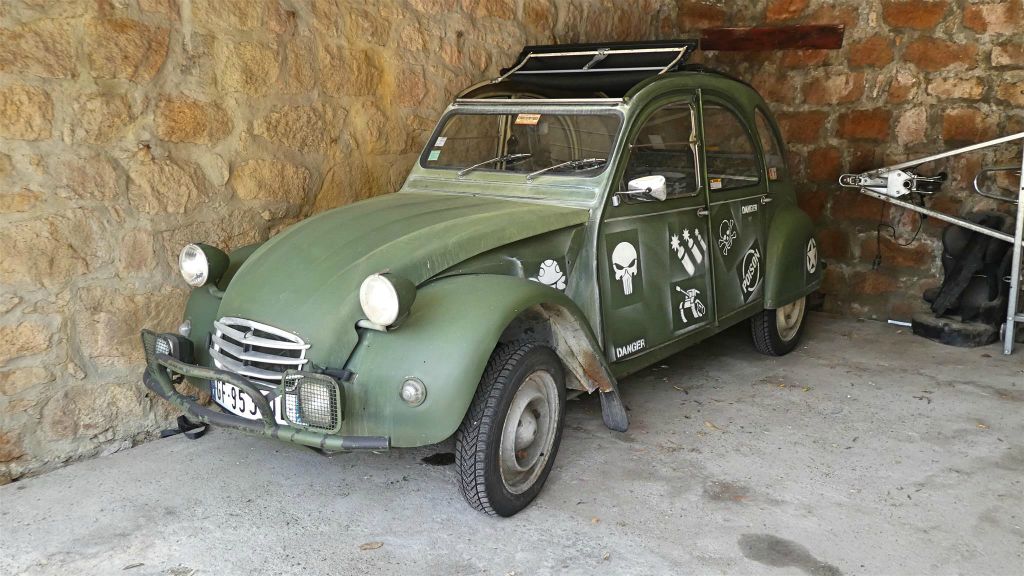 CORSICA - PORTO - een Citroën 2CV