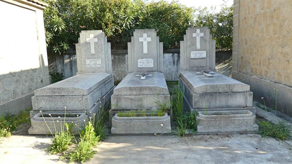 CORSICA - AJACCIO - drie graven op de begraafplaats Marin Ancien