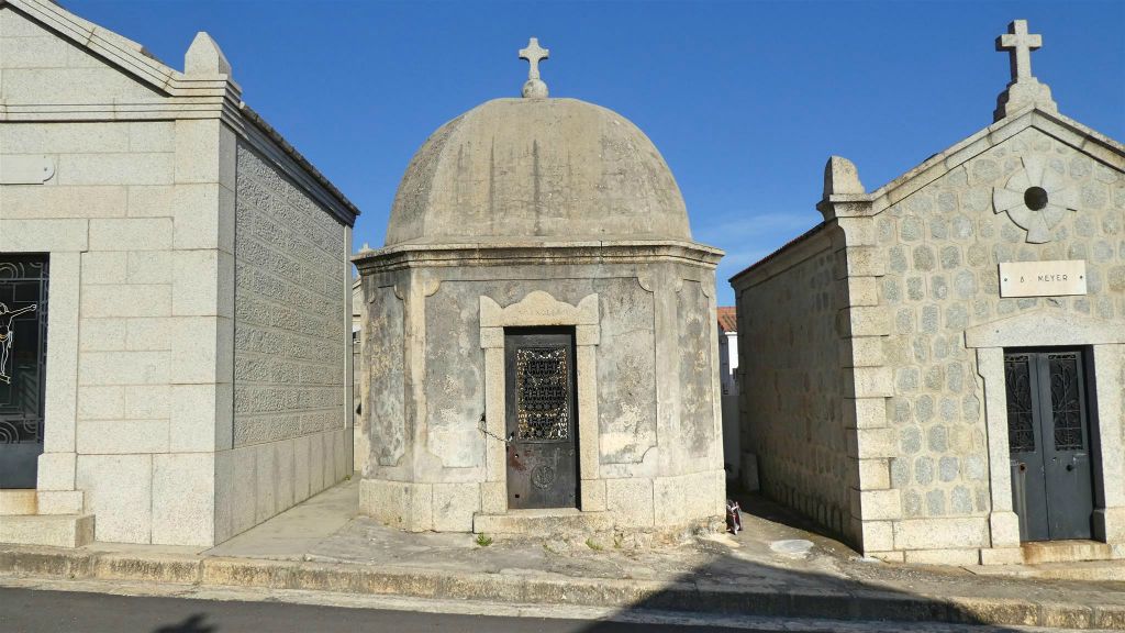 CORSICA - AJACCIO - enkele grafkapellen op de begraafplaats Marin Ancien