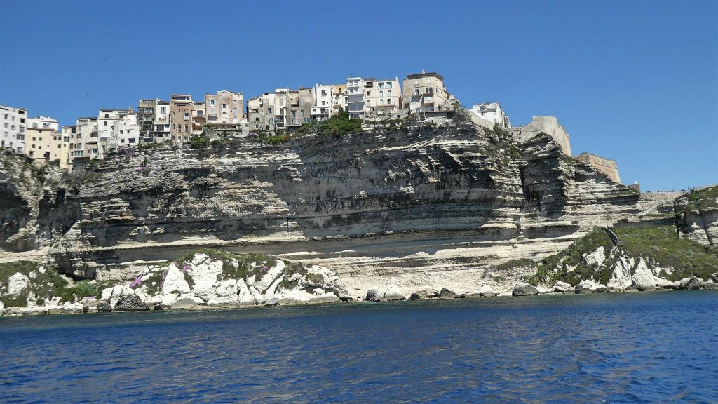 CORSICA - BONIFACIO - de krijtrotsen met gebouwen erop