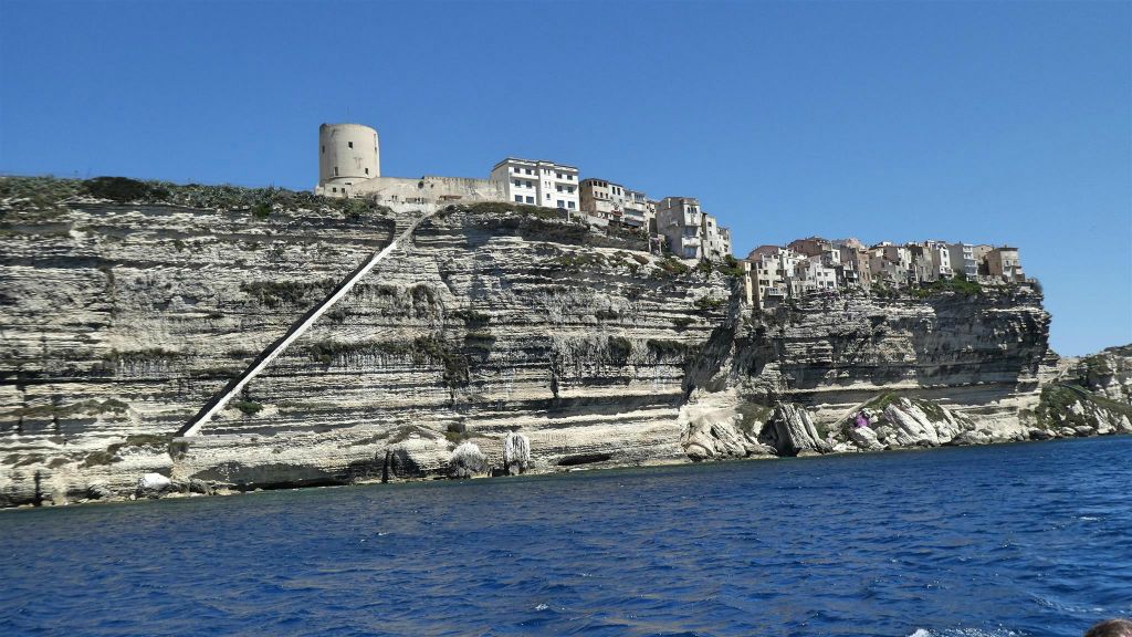 CORSICA - BONIFACIO - de krijtrotsen met gebouwen erop