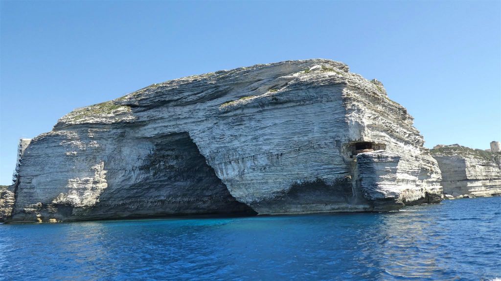 CORSICA - BONIFACIO - de krijtrots in de vorm van een boot