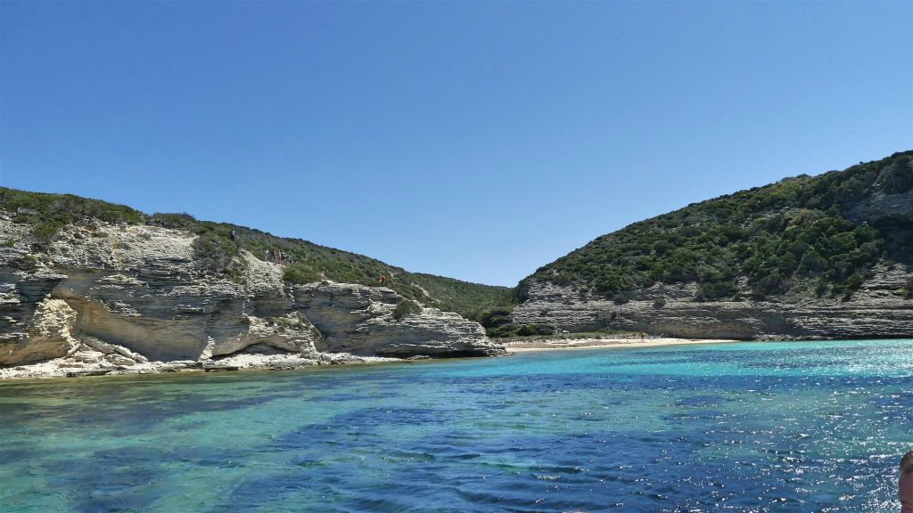 CORSICA - BONIFACIO - een baai omringd door krijtrotsen