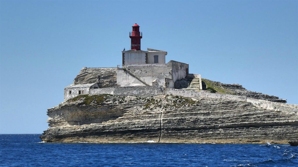 CORSICA - BONIFACIO - een vuurtoren op een krijtrots
