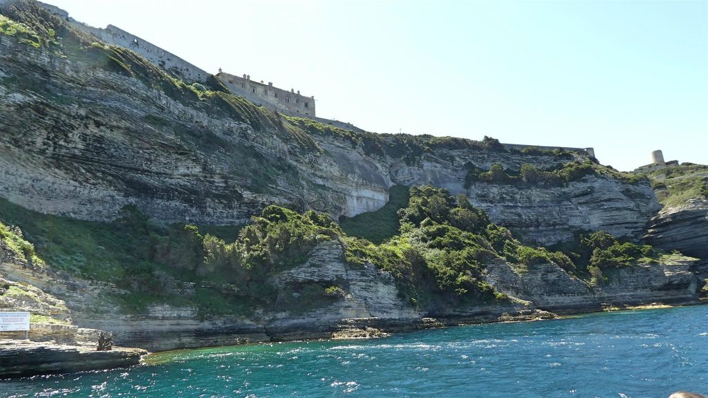 CORSICA - BONIFACIO - de krijtrotsen met gebouwen erop