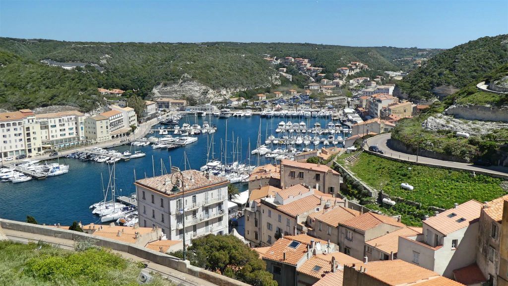CORSICA - BONIFACIO - de haven vanaf het Bastion de l’Étendard complex
