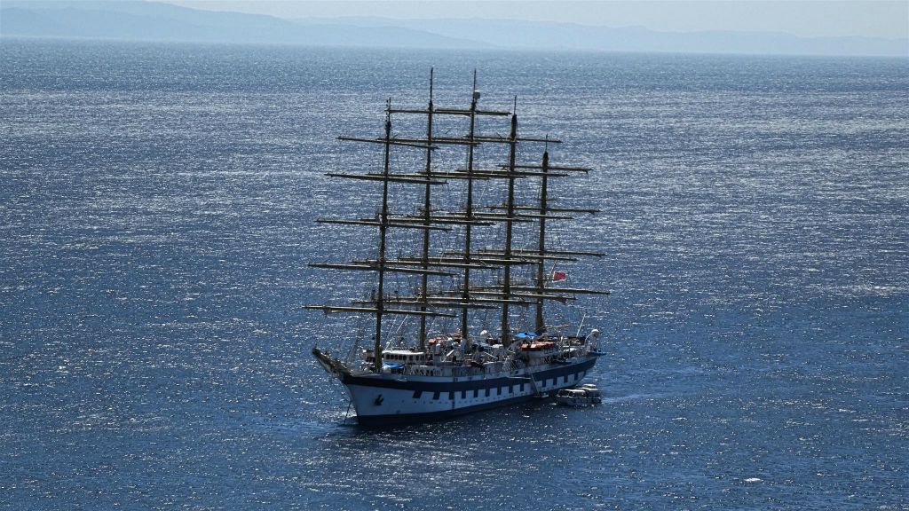 CORSICA - BONIFACIO - een vijfmaster zeilschip