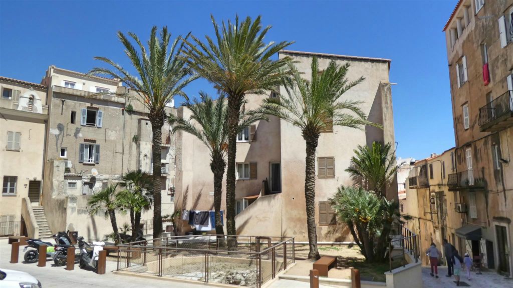 CORSICA - BONIFACIO - het plein place Carrega