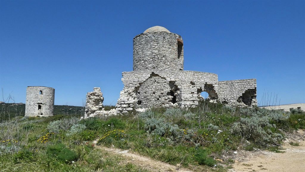 CORSICA - BONIFACIO - de overblijfselen van molens bij de straat Rue des Moulins