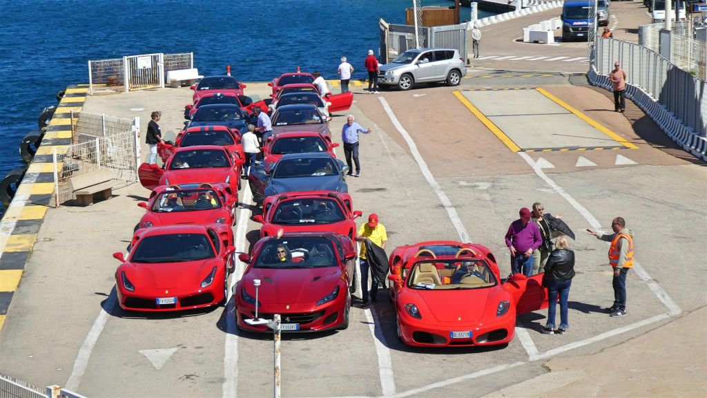CORSICA - BONIFACIO - een aantal ferrari's bij de Gare Maritime haven