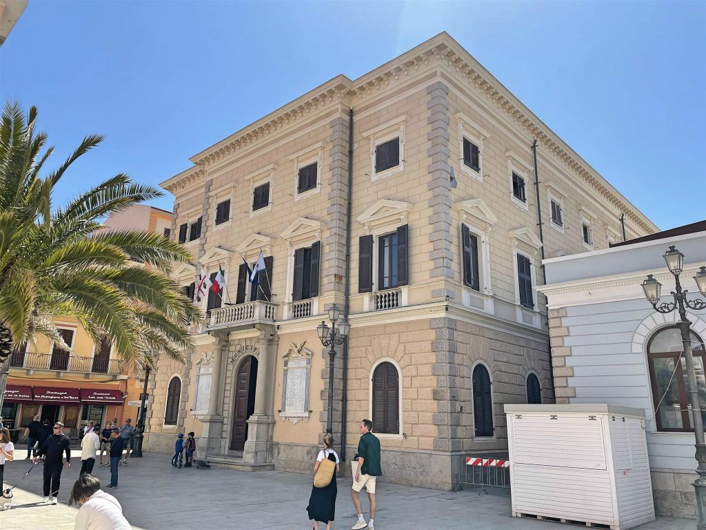 SARDINIË - LA MADDALENA - het gemeentehuis