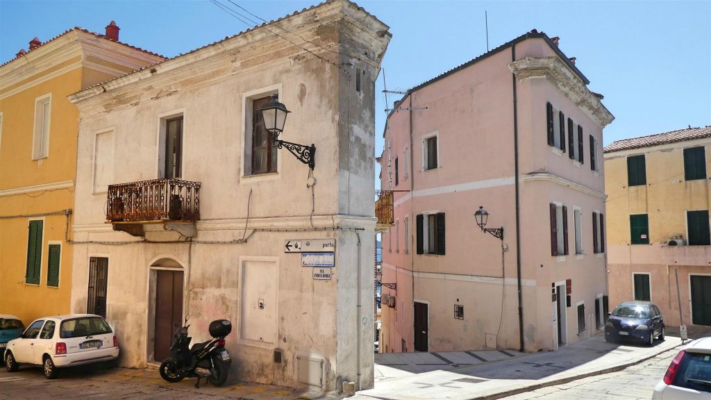 SARDINIË - LA MADDALENA - enkele gebouwen