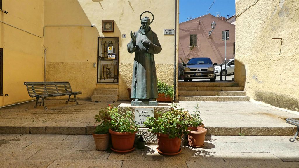 SARDINIË - LA MADDALENA - een standbeeld van een heilige