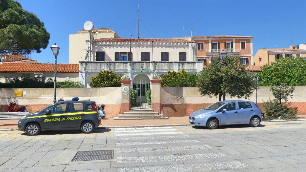SARDINIË - LA MADDALENA - het gebouw van de financiële wetshandhavingsinstantie