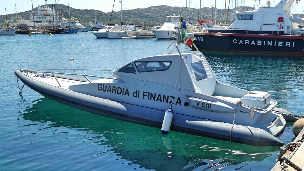 SARDINIË - LA MADDALENA - een boot van de financiële wetshandhavingsinstantie