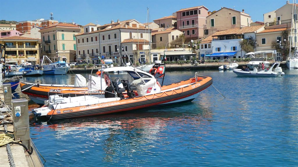 SARDINIË - LA MADDALENA - een boot van de kustwacht