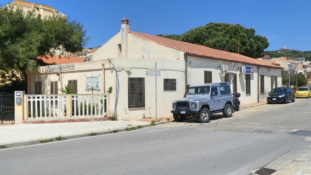 SARDINIË - LA MADDALENA - het gebouw van de kustwacht