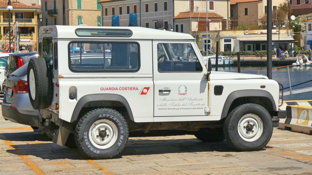 SARDINIË - LA MADDALENA - een auto van de kustwacht