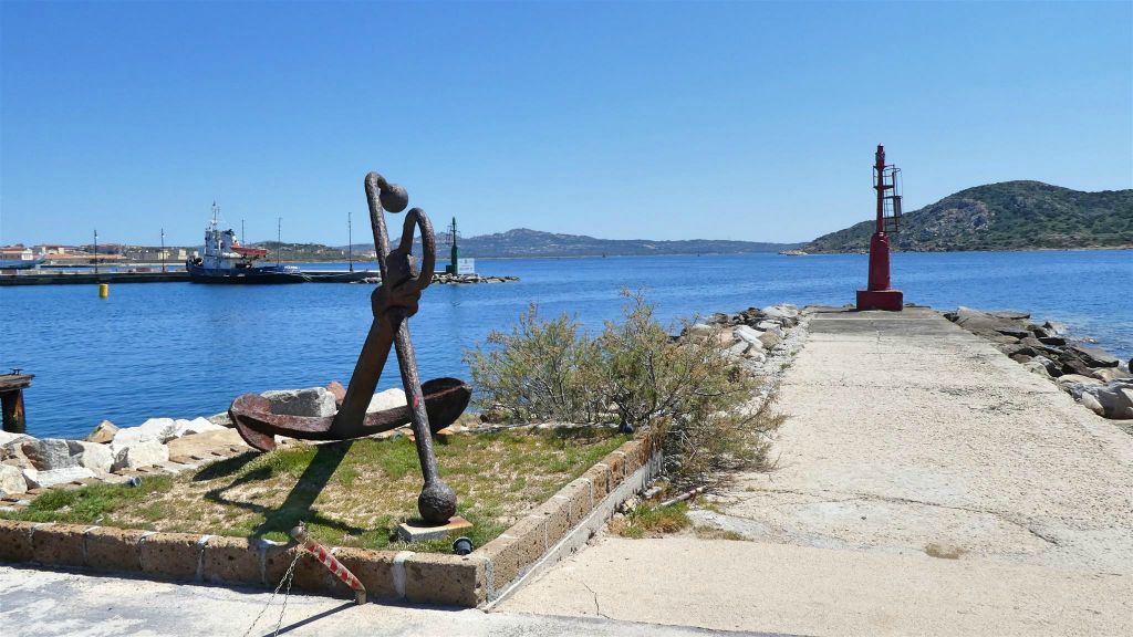 SARDINIË - LA MADDALENA - een anker en een kleine vuurtoren