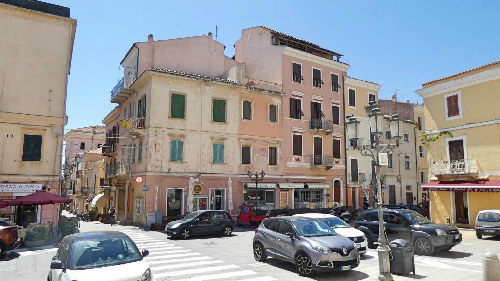 SARDINIË - LA MADDALENA - een plein